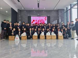 鮮花贈(zèng)芳華，好禮敬巾幗